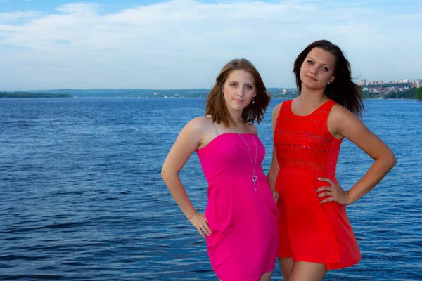 Gezinti güvertesinde iki kızın portresi