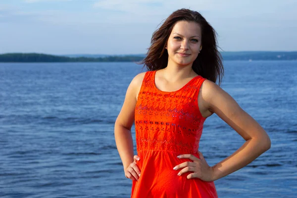 Manzaranın arka planında bir kız