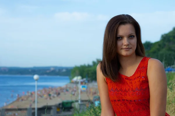 Ragazza Sullo Sfondo Del Paesaggio — Foto Stock