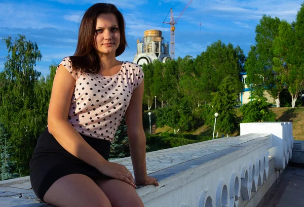 Girl Sitting Background Church — Stock Photo, Image