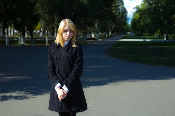 Außenporträt Einer Jungen Dame Die Park Spaziert — Stockfoto