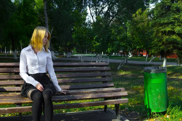 Outdoor Portret Van Jonge Dame Wandelen Het Park — Stockfoto