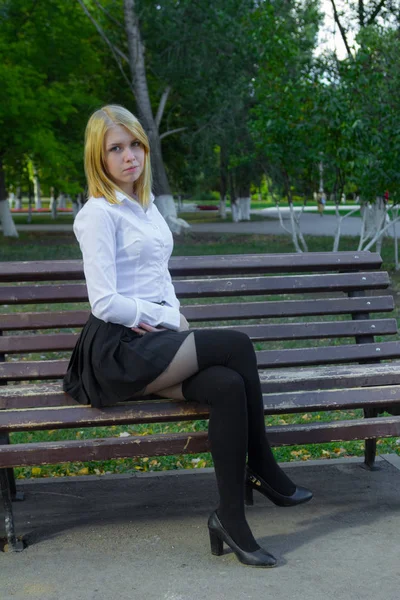 Outdoor Portret Van Jonge Dame Wandelen Het Park — Stockfoto