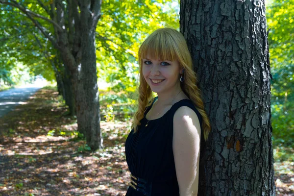 Parktaki bir kızın portresi.