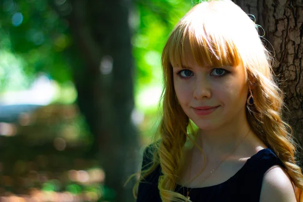 Parktaki bir kızın portresi.