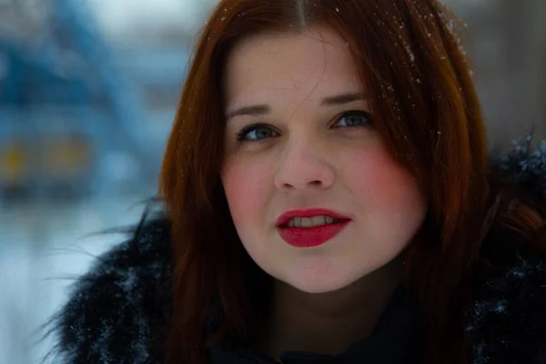 Açık havada bir kızın portresi.