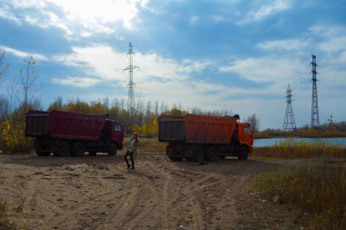 Açık havada bir kızın tam boy portresi.