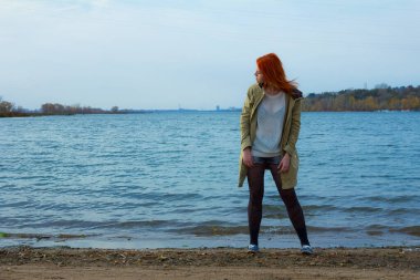 Açık havada bir kızın tam boy portresi.