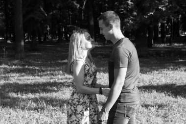 parkta yürüyüş severler