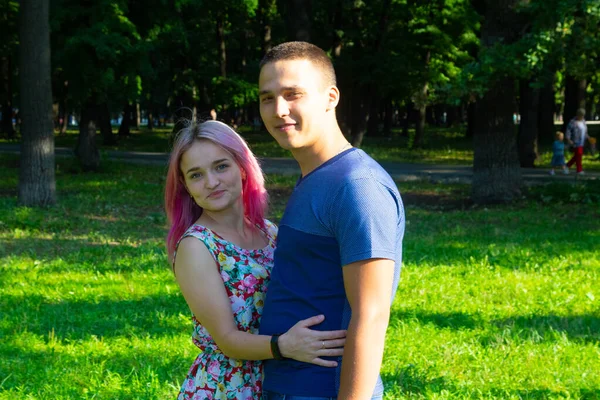 parkta yürüyüş severler