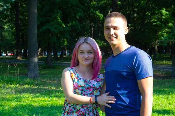 parkta yürüyüş severler