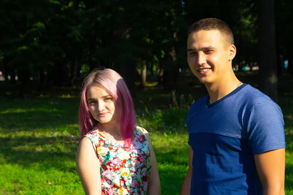 parkta yürüyüş severler