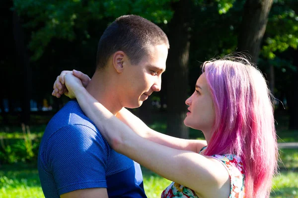 parkta yürüyüş severler