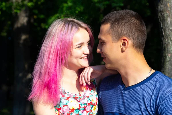 parkta yürüyüş severler