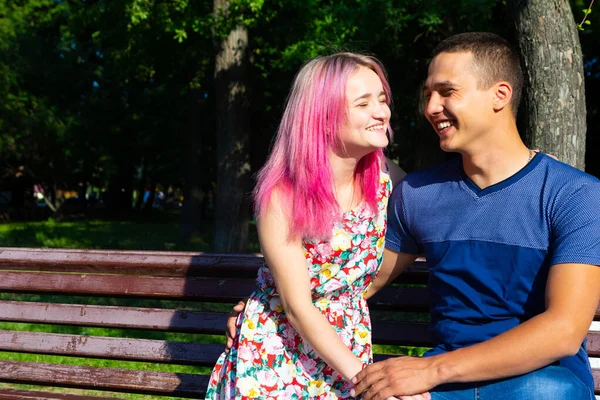 parkta yürüyüş severler