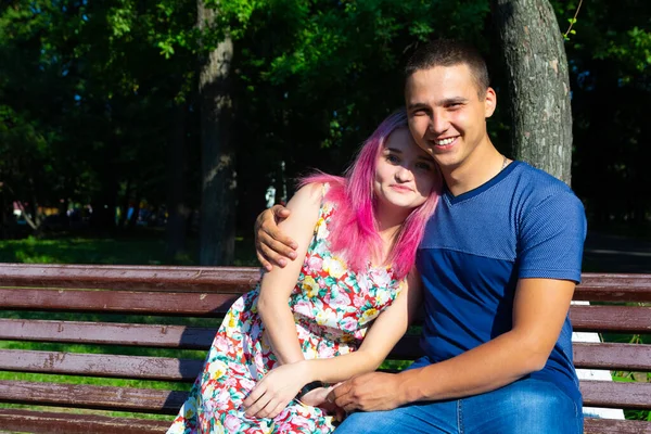 parkta yürüyüş severler