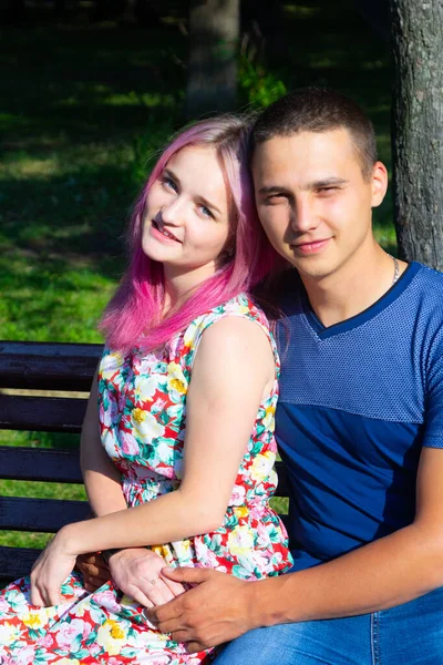 Les Amoureux Marchent Dans Parc — Photo