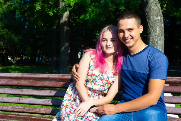 parkta yürüyüş severler