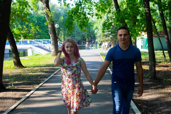 Les Amoureux Marchent Dans Parc — Photo