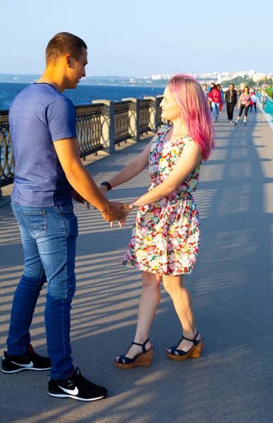 Aşıklar gezinti alanında yürür