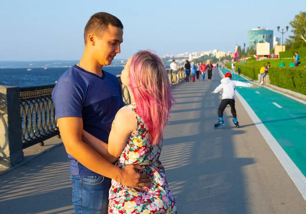 Aşıklar gezinti alanında yürür