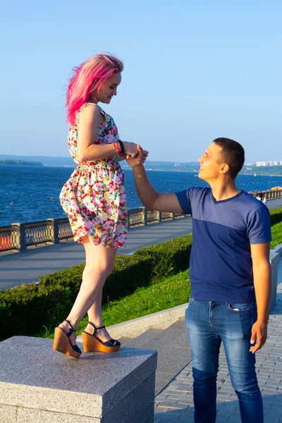 Aşıklar gezinti alanında yürür