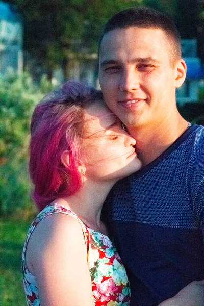 Aşıklar gezinti alanında yürür