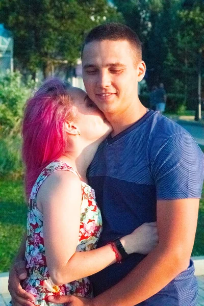 Aşıklar gezinti alanında yürür