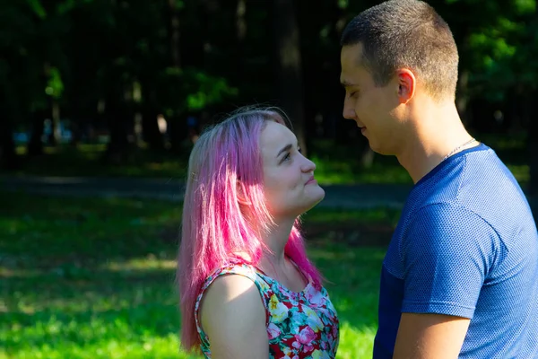 Les Amoureux Marchent Dans Parc — Photo