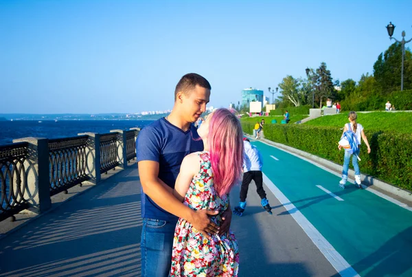 Les Amoureux Marchent Sur Promenade — Photo