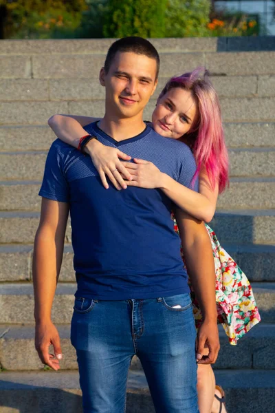 Les Amoureux Marchent Sur Promenade — Photo