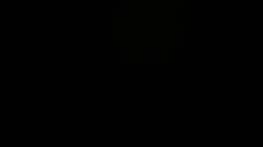 Siyah arkaplanda lens parlaması