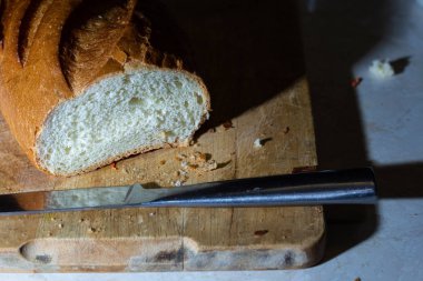 Kesme tahtasındaki bir somunu dilimlemek