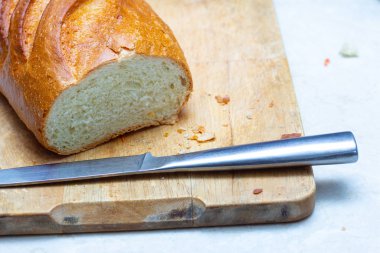 Kesme tahtasındaki bir somunu dilimlemek