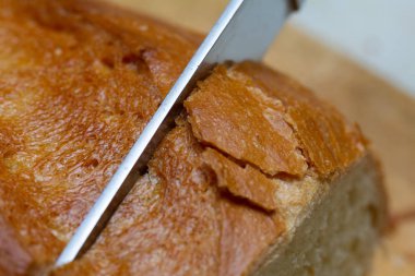 Kesme tahtasındaki bir somunu dilimlemek