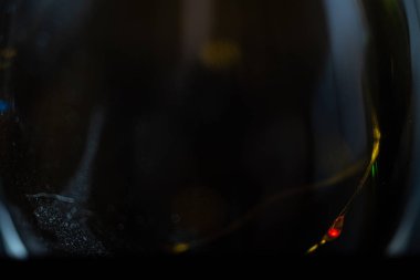 Şişedeki Çelenk, Yakın plan