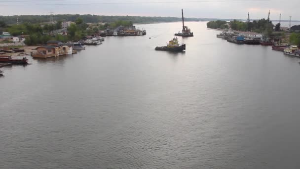 Barco Navegando Través Del Río — Vídeo de stock