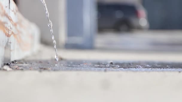 Струмок Води Наливається Асфальт — стокове відео