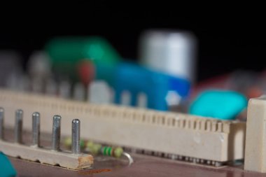 Küçük elektrik parçalarını kapat