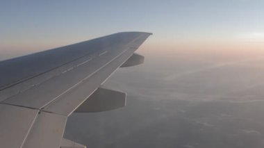 Gökyüzünde uçak kanadı