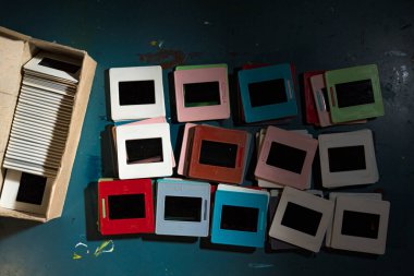 Akşamları slaytlar sayısallaştırılıyor