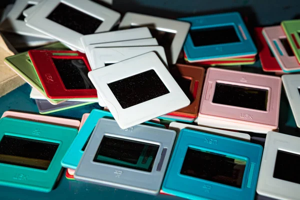 Akşamları slaytlar sayısallaştırılıyor