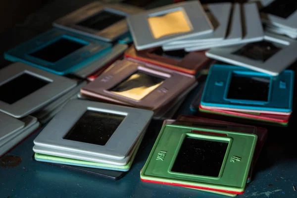 Akşamları slaytlar sayısallaştırılıyor