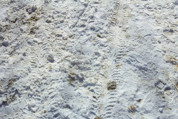 Lastik izleri olan kirli kar arkaplanı
