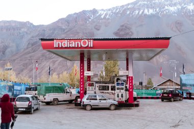 Himachal Pradesh, Hindistan, Aralık 2019 - Hint Petrol Pompası Himalayalar 'daki Hint Petrol Şirketi' nin Hindistan 'ın Tibet ticaret yolu yakınlarındaki ücra bir noktada bulunan tepe örtüsü