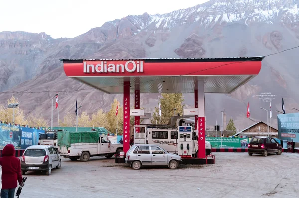 Himachal Pradesh, Hindistan, Aralık 2019 - Hint Petrol Pompası Himalayalar 'daki Hint Petrol Şirketi' nin Hindistan 'ın Tibet ticaret yolu yakınlarındaki ücra bir noktada bulunan tepe örtüsü