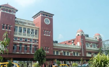 Howrah, Batı Bengal, Hindistan Mayıs 2019 Howrah Demiryolu Kavşağı 'nın (Howrah İstasyonu) dış binası dışında, Hindistan' ın en büyük ve en eski demiryolu kompleksi, Howrah ve Kolkata 'nın ikiz şehirlerine hizmet veriyor..