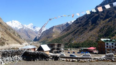 Chitkul Hindistan Mayıs 2019 - Hindistan 'ın son köyünün manzarası. Tüm arazi Himalaya Kailash sıradağları, elma bahçeleri, ahşap evler, ordu Itbp kışlaları ve Ranikanda çayırları ile çevrilidir.