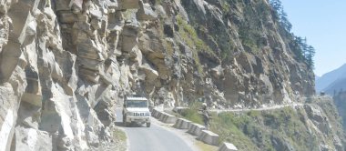 Spiral S şeklindeki zigzag şekilli virajlı Two Lane Dağ Yolu. Baş aşağı, Convex, Concave. Posta Kutusu Biçimi Dikdörtgen Panorama 'nın güneşli yaz saatlerinde yuvarlanan manzarası.