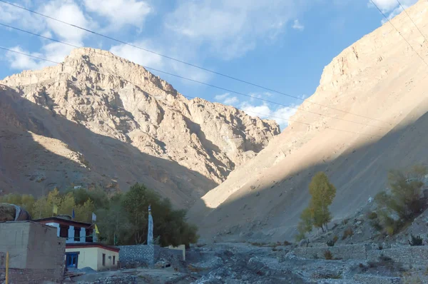 Ciudad Kaza o Kaze Vista del paisaje. Un pueblo de montaña de gran altitud del remoto valle de Spiti en el oeste del Himalaya en Lahaul y el distrito de Spiti del norte del estado indio de Himachal Pradesh India Asia Pac . —  Fotos de Stock